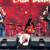 Vokalis Kotak, Tantri saat berduet dwengan Bupati Kuningan.